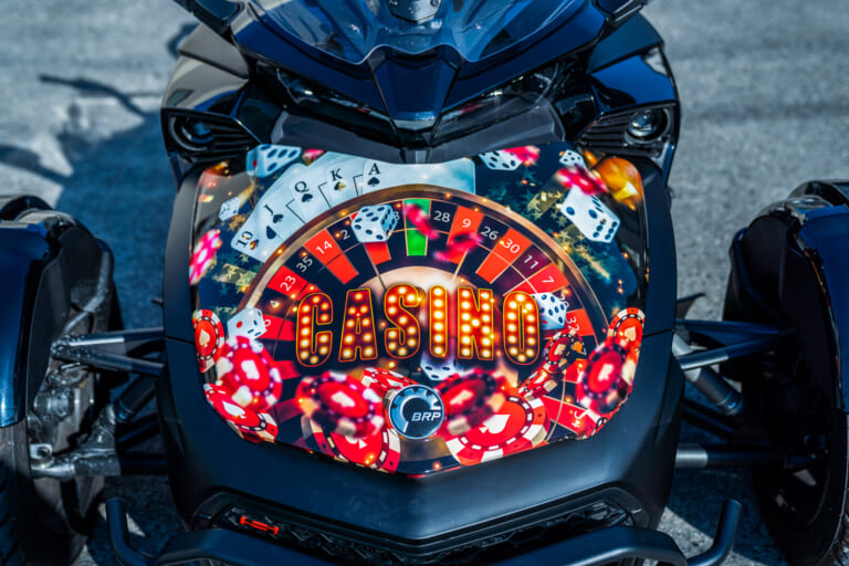 【デザインあり◎】カジノデザインのバイクラッピングが誕生!!