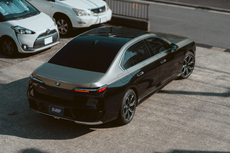 【BMW 740i】カーラッピングで2トーンカラーモデルに大変身!?