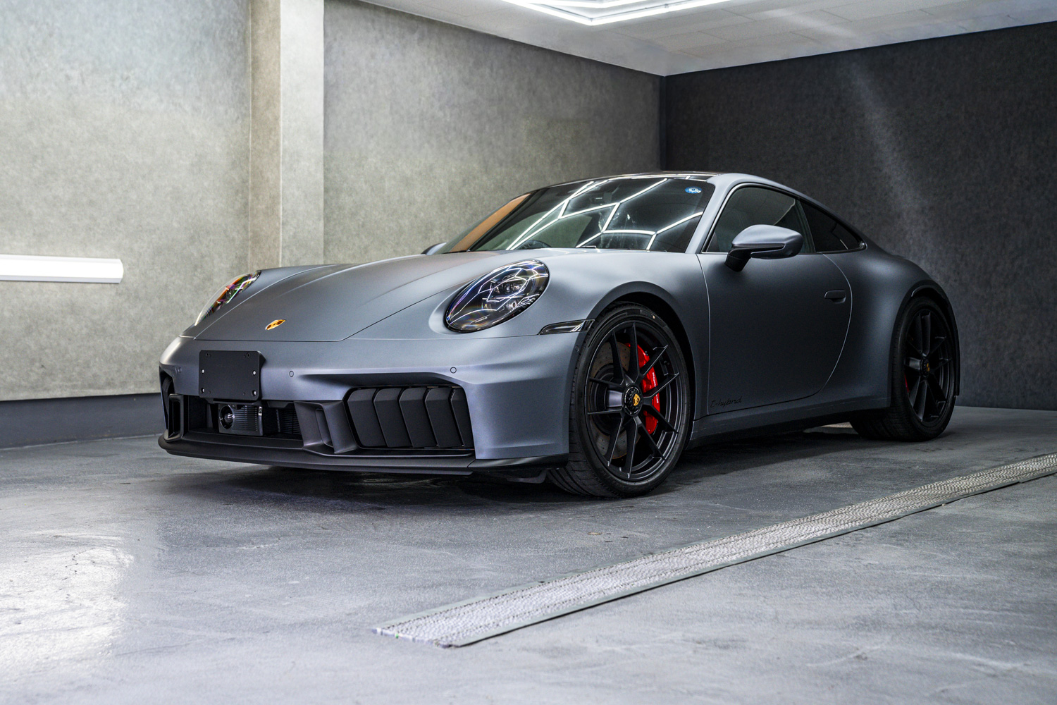 新型ポルシェ911（992.2型）カレラGTS（Carrera GTS）のバナジウムグレーメタリックにマットプロテクションフィルム（マットPPF）を施工した完成後の車体全体図