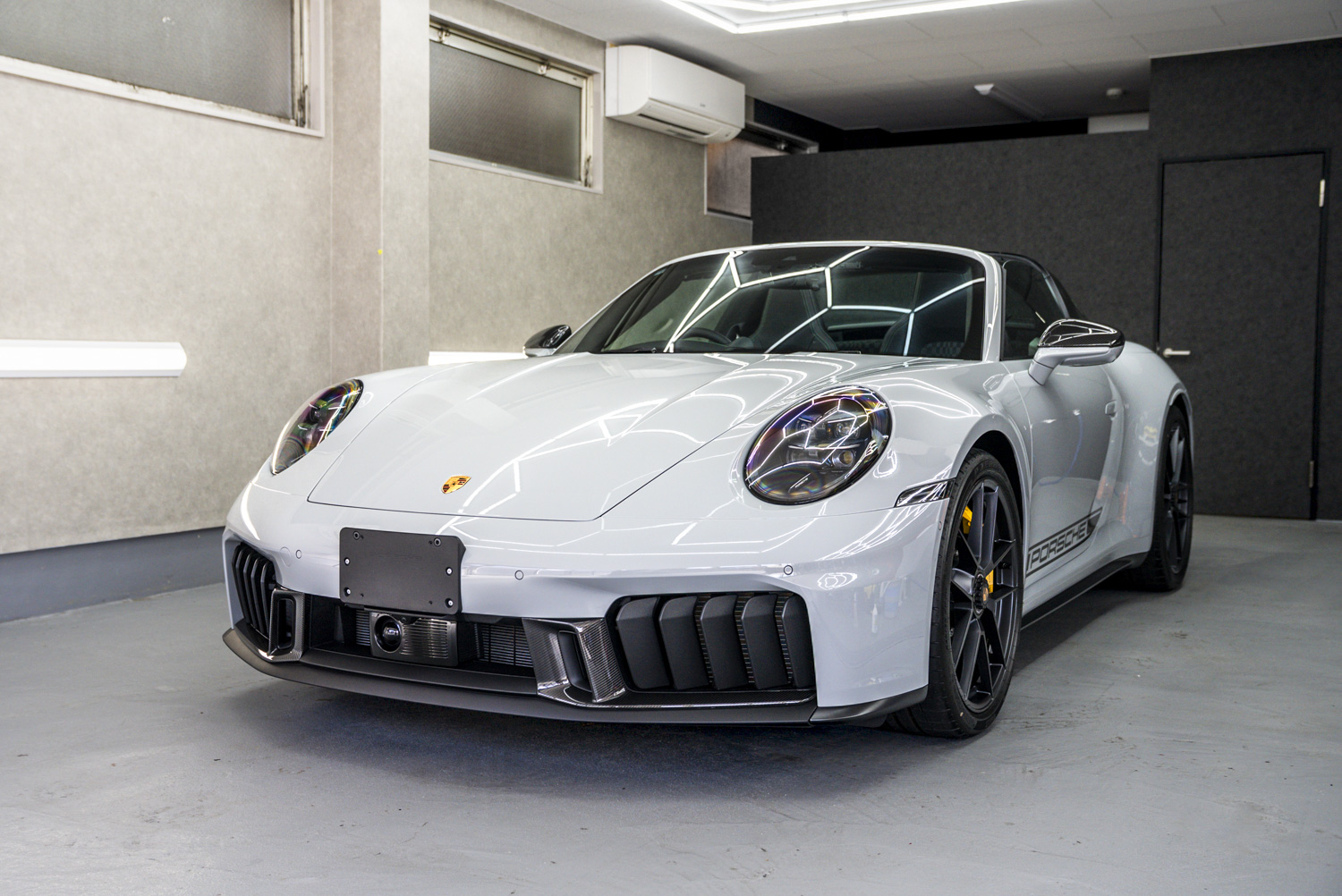 ポルシェ911 Targa 4 GTS(992.2)スポーツクラシックグレー 外観