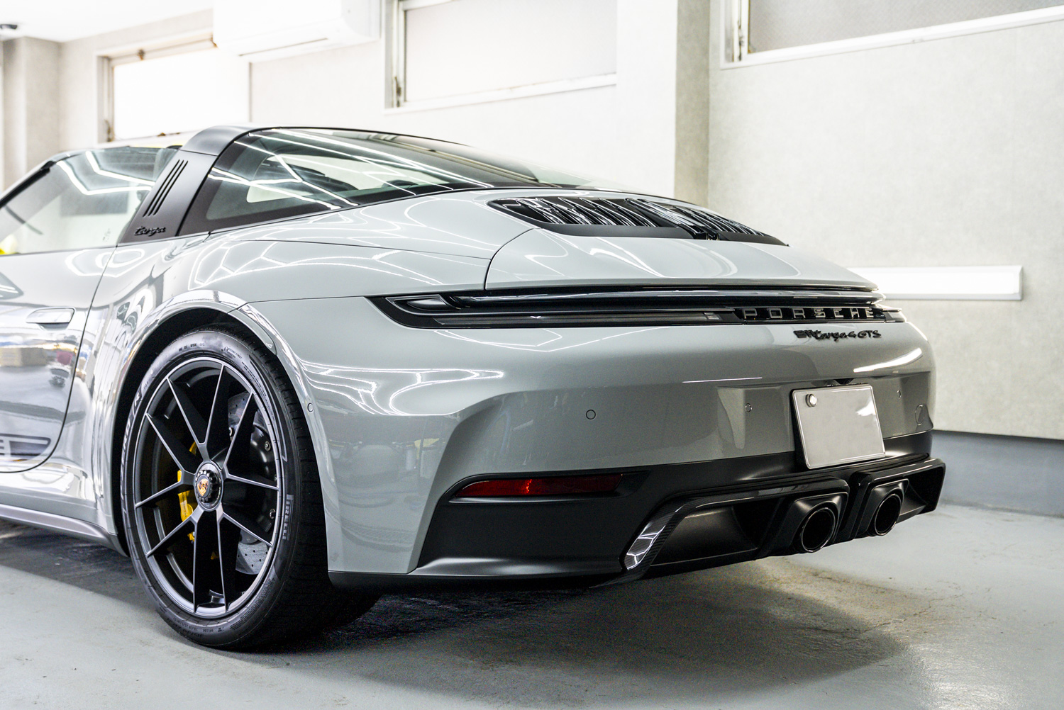 ポルシェ911 Targa 4 GTS タルガトップと湾曲したリアガラス