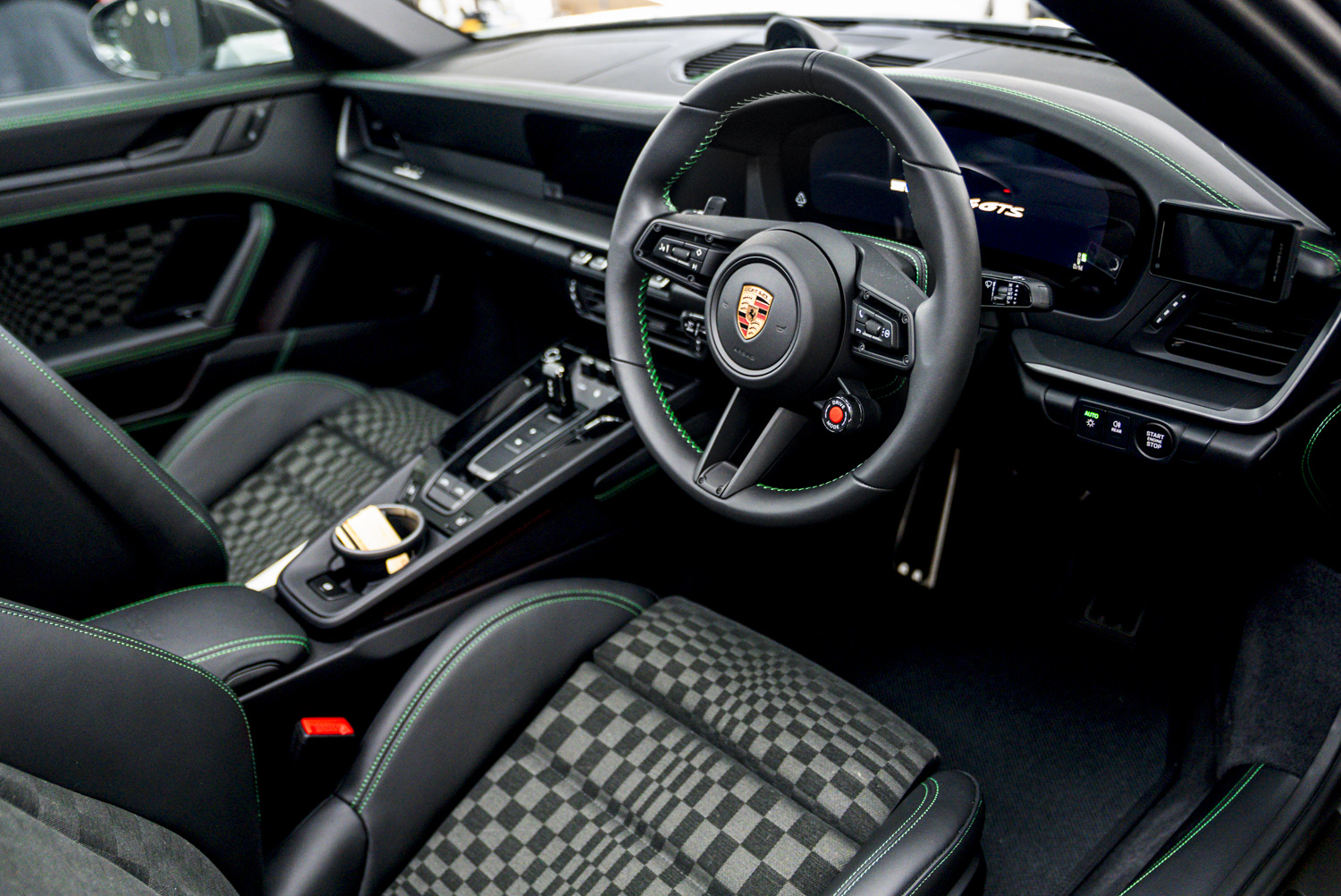 ポルシェ911 Targa 4 GTS(992.2)内装 コックピット全景