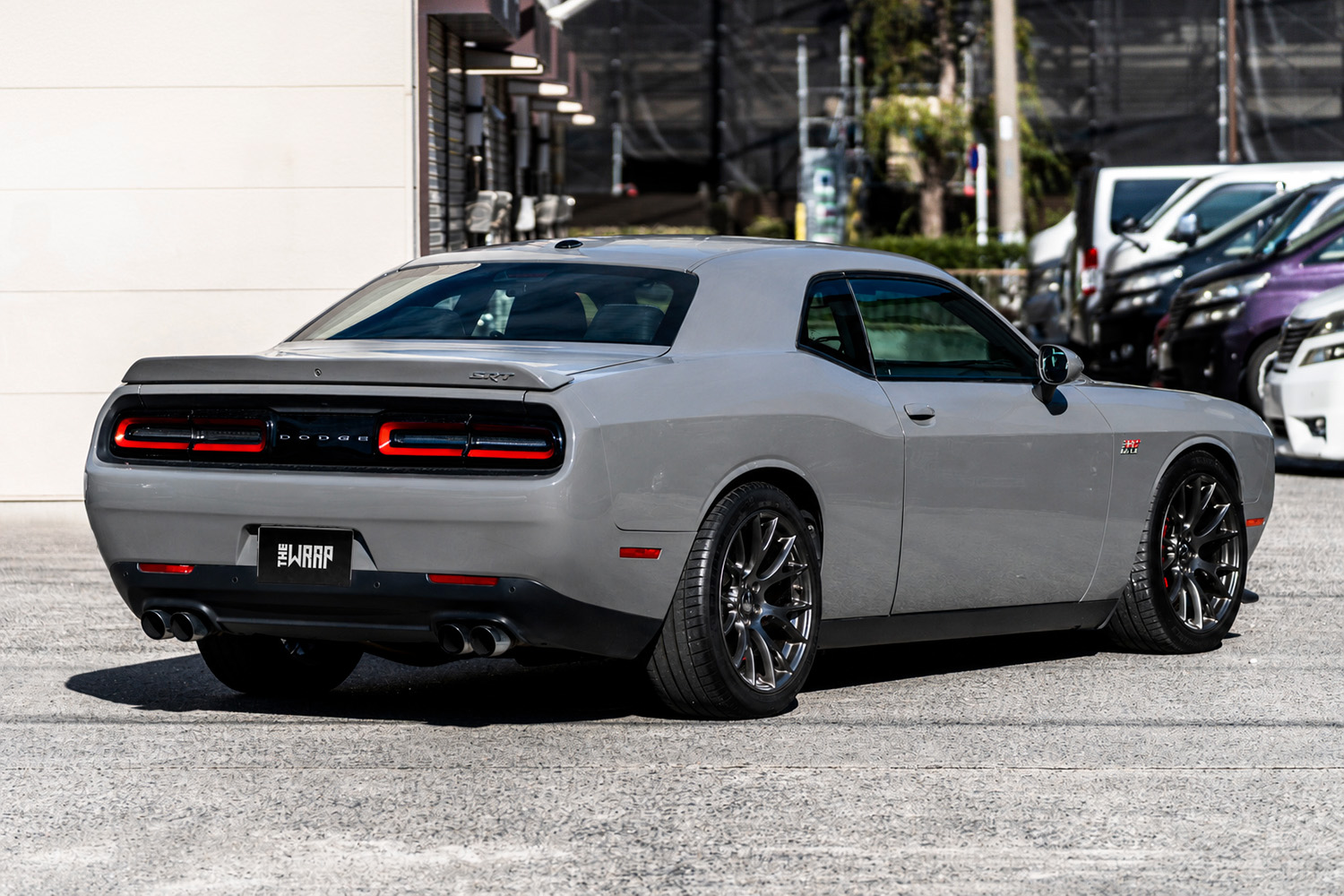 ダッジ・チャレンジャー R/T Scat Pack 392を横から撮影。Destroyer Greyボディにサテンブラックの天面ラッピング