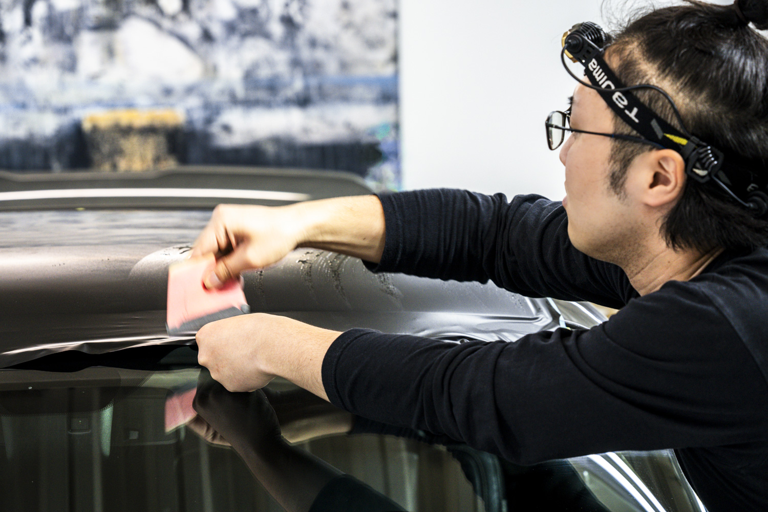 ダッジ・チャレンジャー 392 HEMIのルーフにサテンブラックフィルムを施工している工程（屋内）