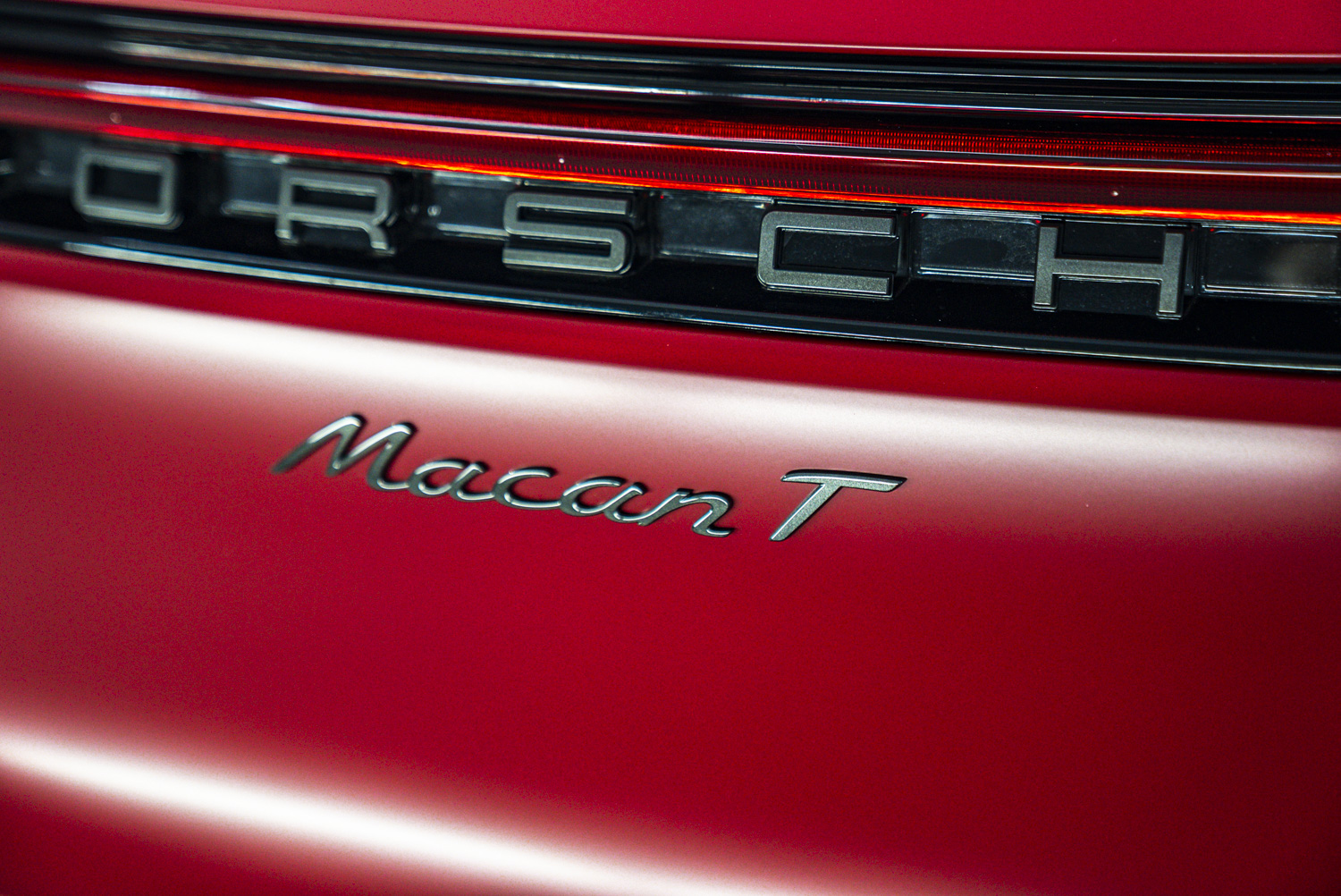 ポルシェ マカンT リアのMacan TエンブレムとマットPPF接写