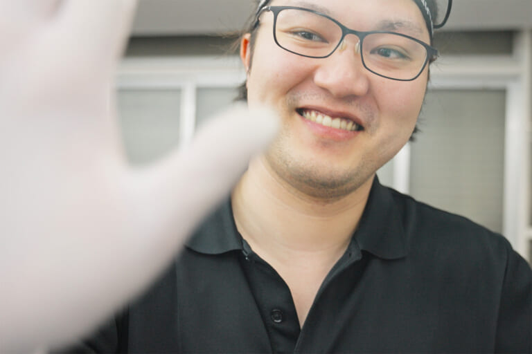 ボンネット1枚施工完了後に笑顔のザラップ職人・大江