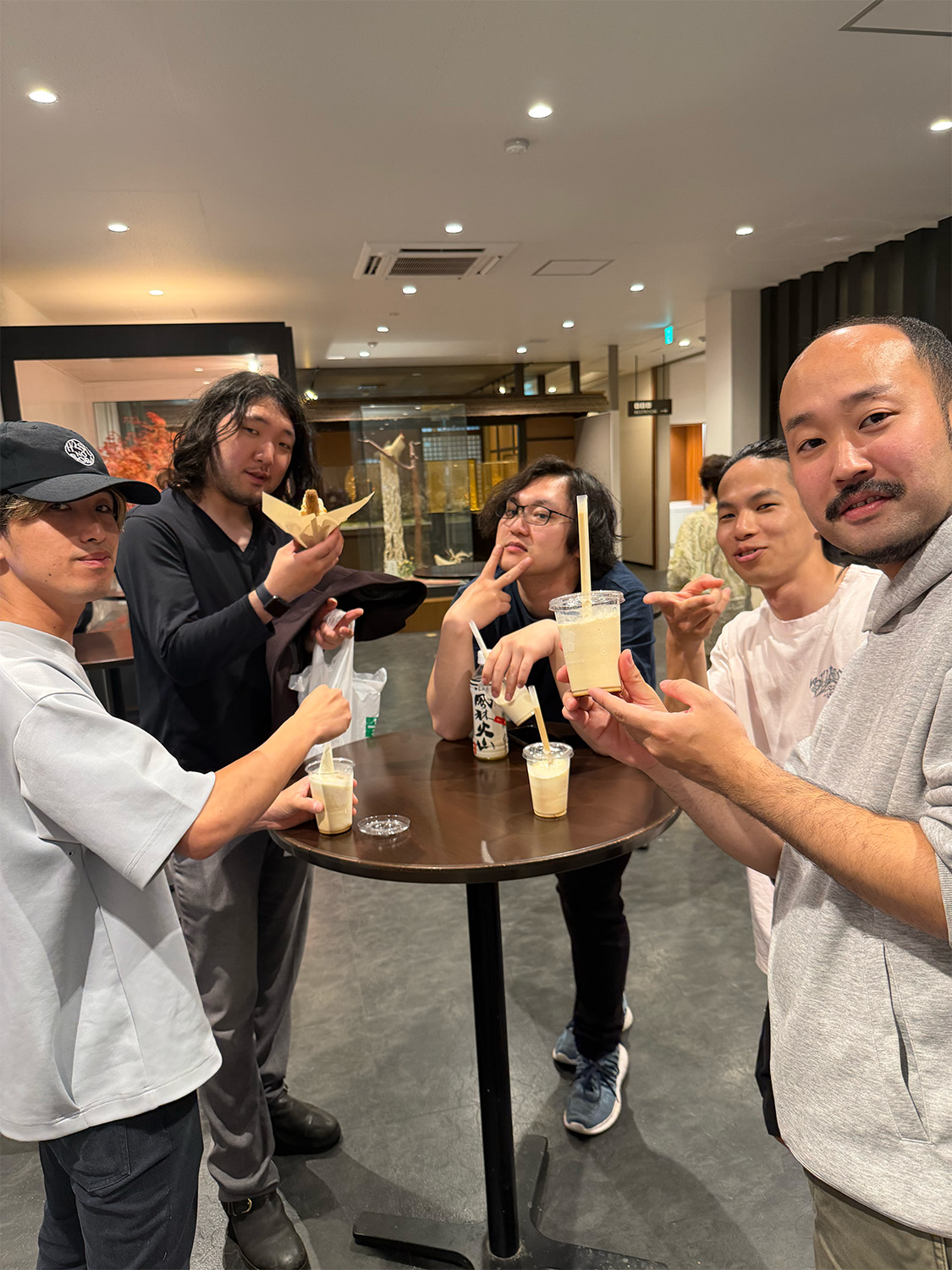 休憩中にドリンクを囲むザラップ自社職人チームの集合写真